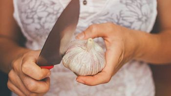 Cómo usar cáscaras de ajo para atraer dinero y abundancia: el ritual de la buena suerte que pocos conocen Cómo usar cáscaras de ajo para atraer dinero y abundancia: el ritual de la buena suerte que pocos conocen