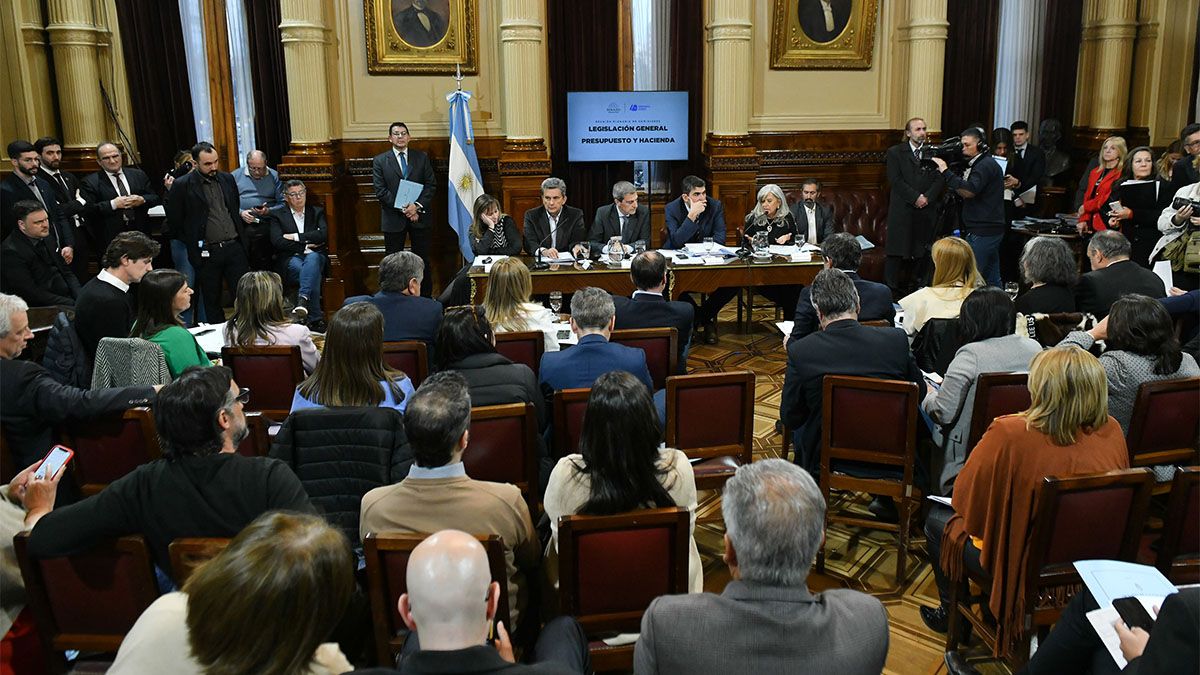 Ronda de oradores en el plenario de las comisiones de Legislación General y Presupuesto y Hacienda del Senado por la Ley de Alquileres. Ronda de oradores en el plenario de las comisiones de Legislación General y Presupuesto y Hacienda del Senado por la Ley de Alquileres.