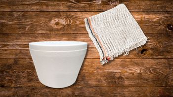 Con una rejilla de cocina y un pote de helado de telgopor, crea estas hermosas macetas Con una rejilla de cocina y un pote de helado de telgopor, crea estas hermosas macetas