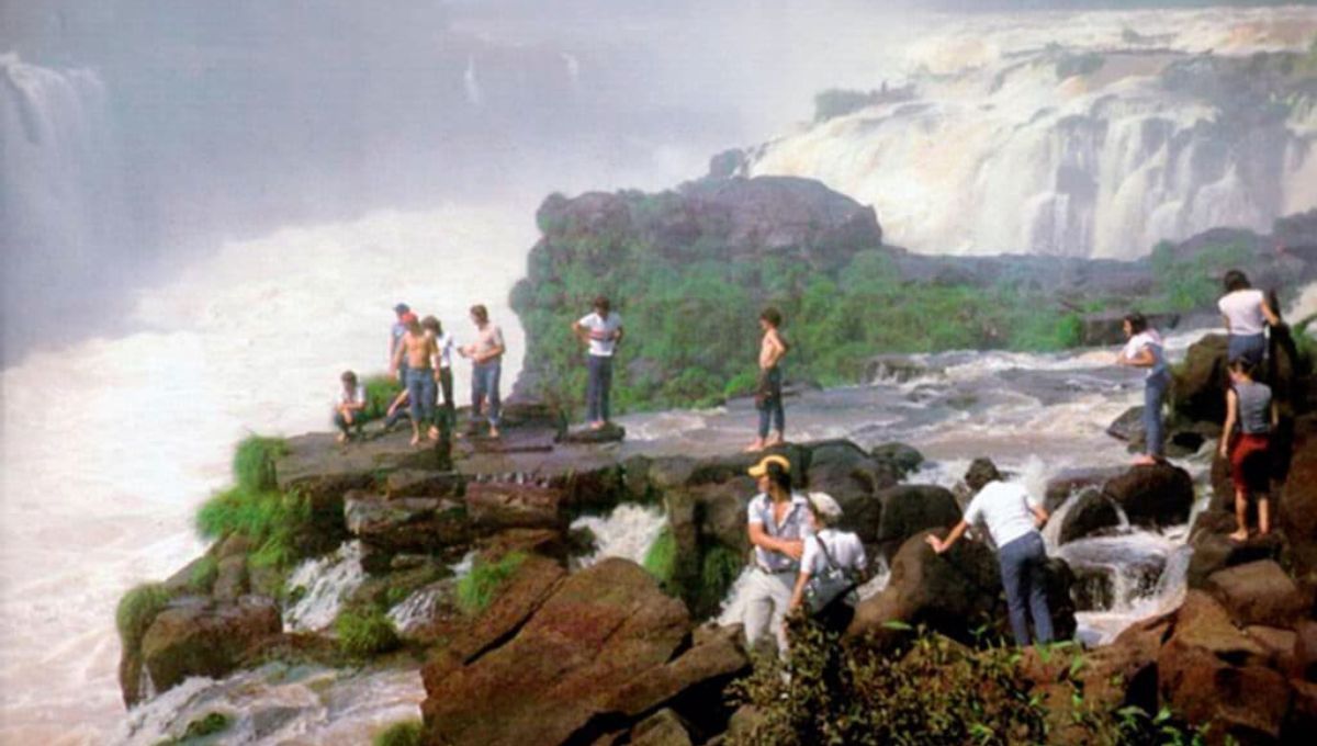 Las Cataratas de Salto de Guairá (o Saltos del Guairá) fueron un conjunto de 18 saltos de agua en el río Paraná, ubicadas en la frontera entre Paraguay y Brasil, Las Cataratas de Salto de Guairá (o Saltos del Guairá) fueron un conjunto de 18 saltos de agua en el río Paraná, ubicadas en la frontera entre Paraguay y Brasil,