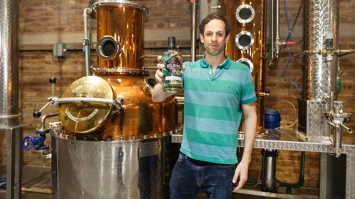 Walter Hilbing está al frente de la elaboradora de destilados que con su Hilbing London Dry Gin acaba de ganar otro gran premio internacional. Walter Hilbing está al frente de la elaboradora de destilados que con su Hilbing London Dry Gin acaba de ganar otro gran premio internacional.