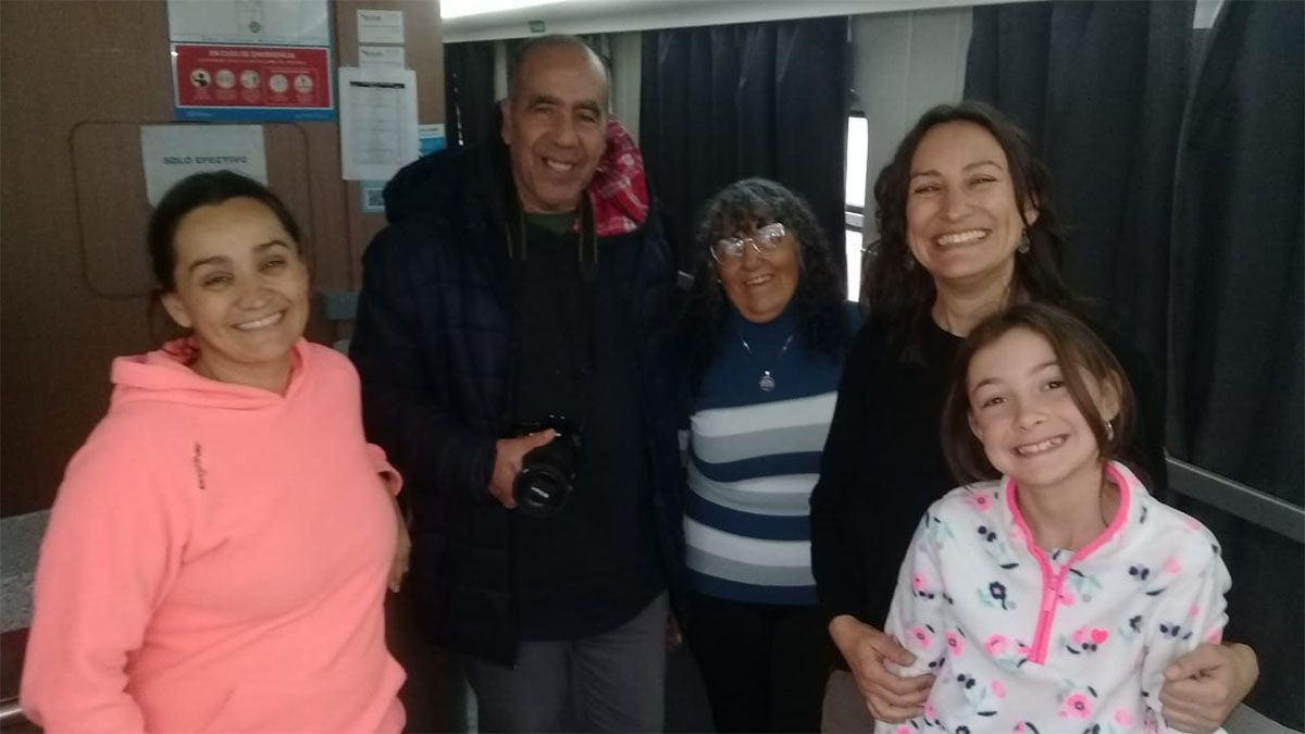 Todas las generaciones disfrutan del nuevo servicio del tren en Mendoza para viajar por el país hasta Buenos Aires.