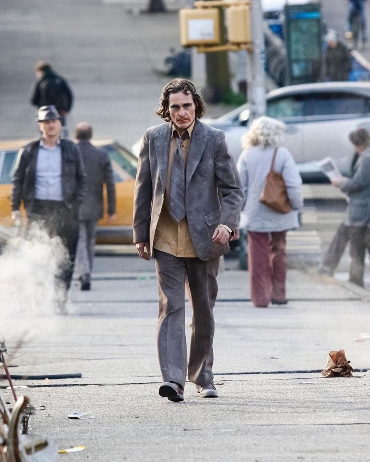 Arthur Fleck caminando por las calles de Ciudad Gótica.