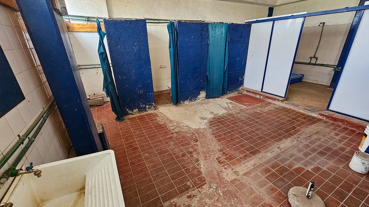 Los baños del vestuario local serán reconstruídos. Los baños del vestuario local serán reconstruídos.