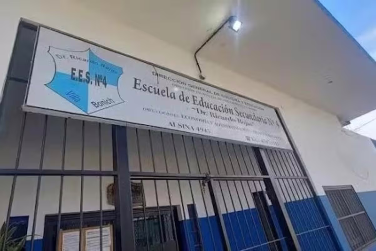 Horror en una escuela: una adolescente apuñaló a un compañero y se escondió en el colegio