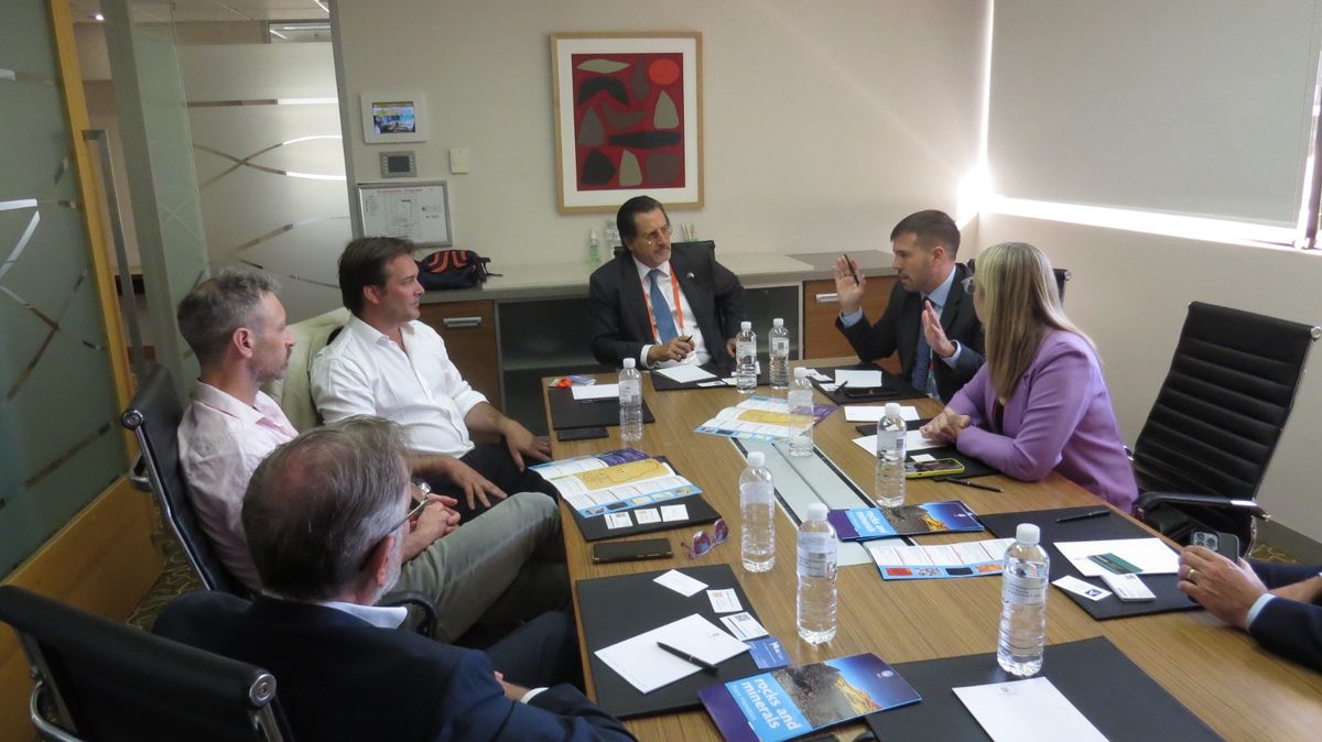 La vicegobernadora Hebe Casado y Jerónimo Shantal, el titular de Minería, en su viaje a Australia en donde se reunieron con los referentes de Ampere Lithium, que ahora buscan invertir en San Rafael. La vicegobernadora Hebe Casado y Jerónimo Shantal, el titular de Minería, en su viaje a Australia en donde se reunieron con los referentes de Ampere Lithium, que ahora buscan invertir en San Rafael.