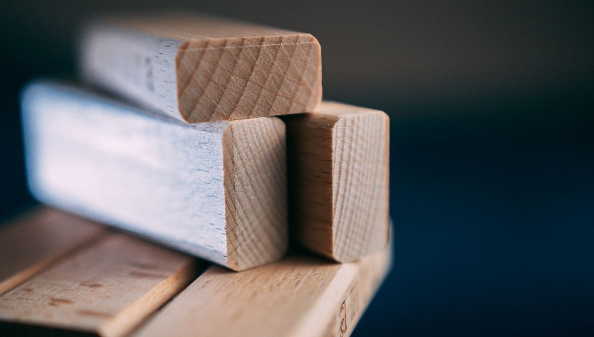 Con un par de trozos de madera puedes crear un porta macetas.&nbsp;