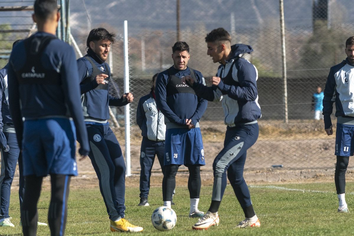 Asenjo y Petrasso serían titulares este martes en Rosario. Asenjo y Petrasso serían titulares este martes en Rosario.