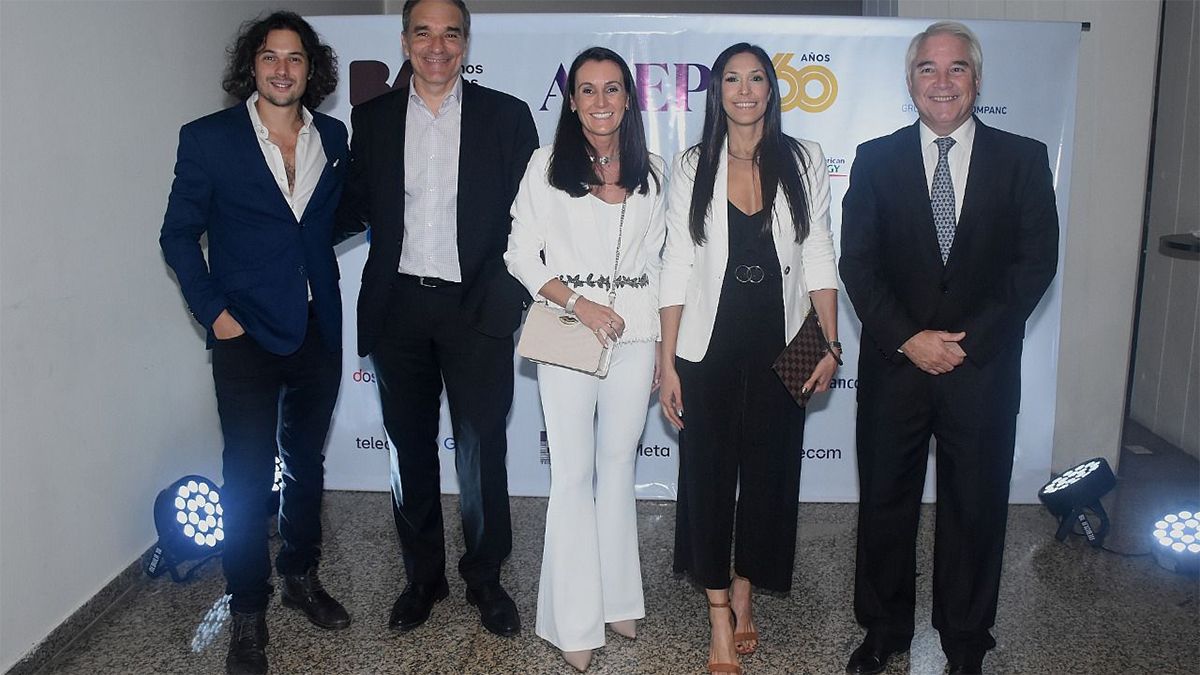 Agustino Fontevecchia, Luis García, Cecilia Gargatagli, Sabrina Salvi, gerenta Comercial y Relacionamiento de Grupo América Cuyo y Pablo Deluca durante la celebración.