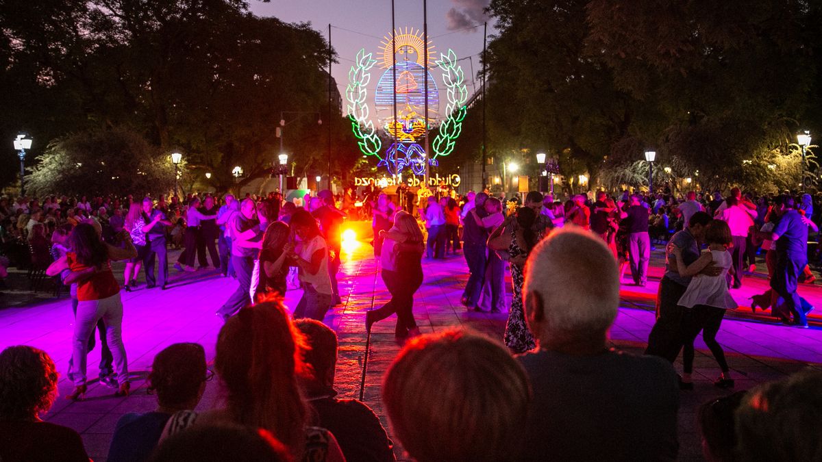 Se vienen dos noches de milonga en la Plaza Independencia.