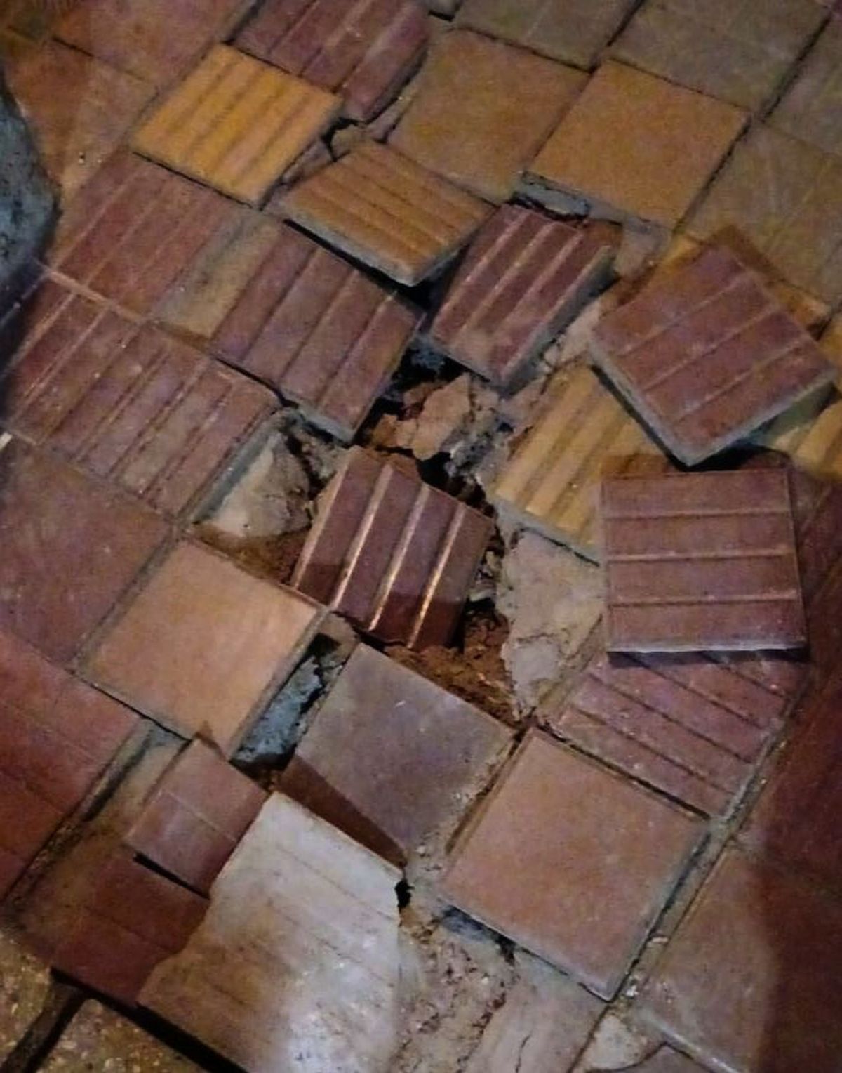 El piso de la vivienda de Juana, dañado luego de la fuerte tormenta de este viernes. El piso de la vivienda de Juana, dañado luego de la fuerte tormenta de este viernes.