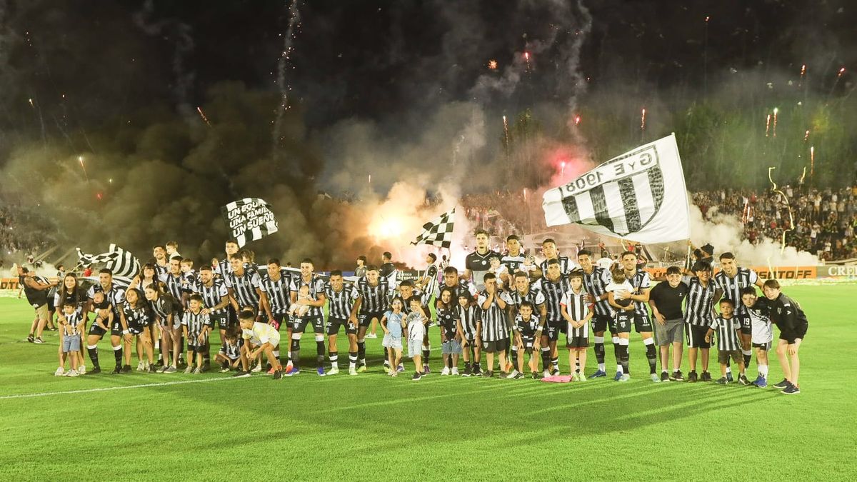 La gente de Gimnasia recibió con mucha algarabía al equipo de Ezequiel Medrán.  Foto: Cristian Lozano.