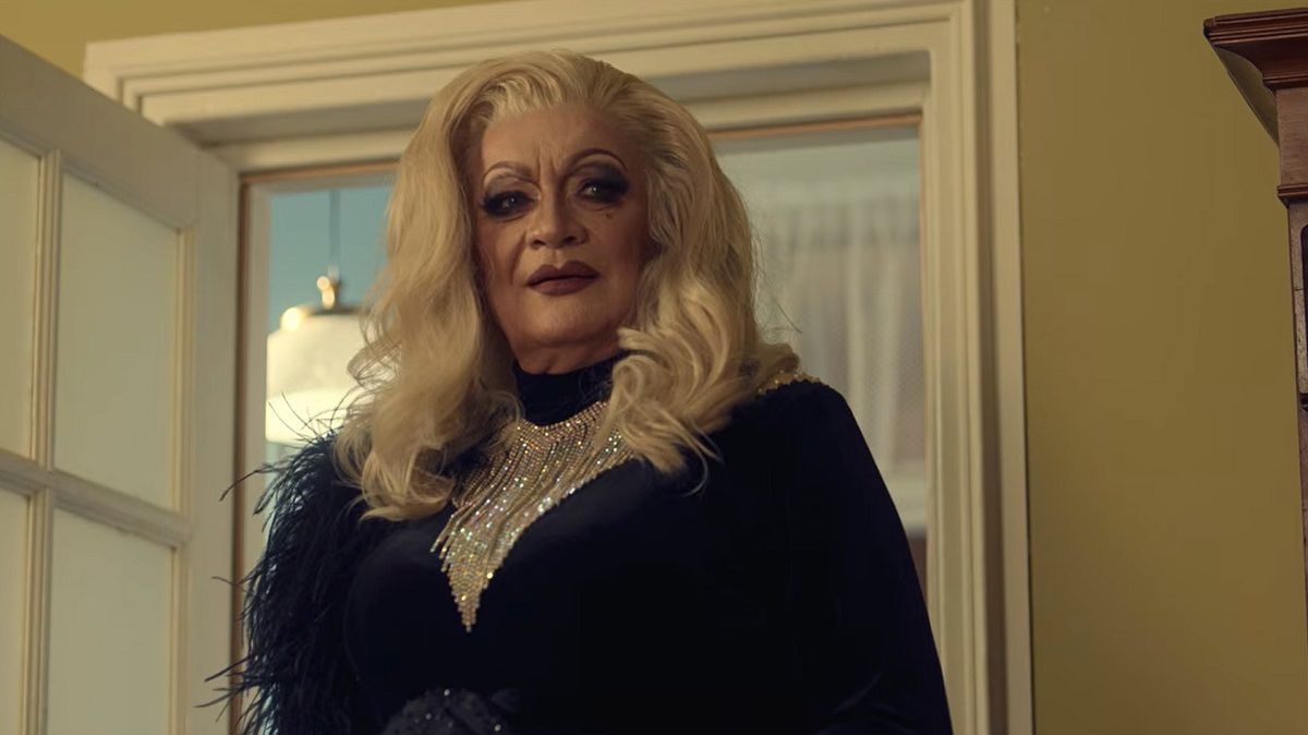 Andrzej Seweryn interpreta a Loretta en Reina, la miniserie de Netflix.