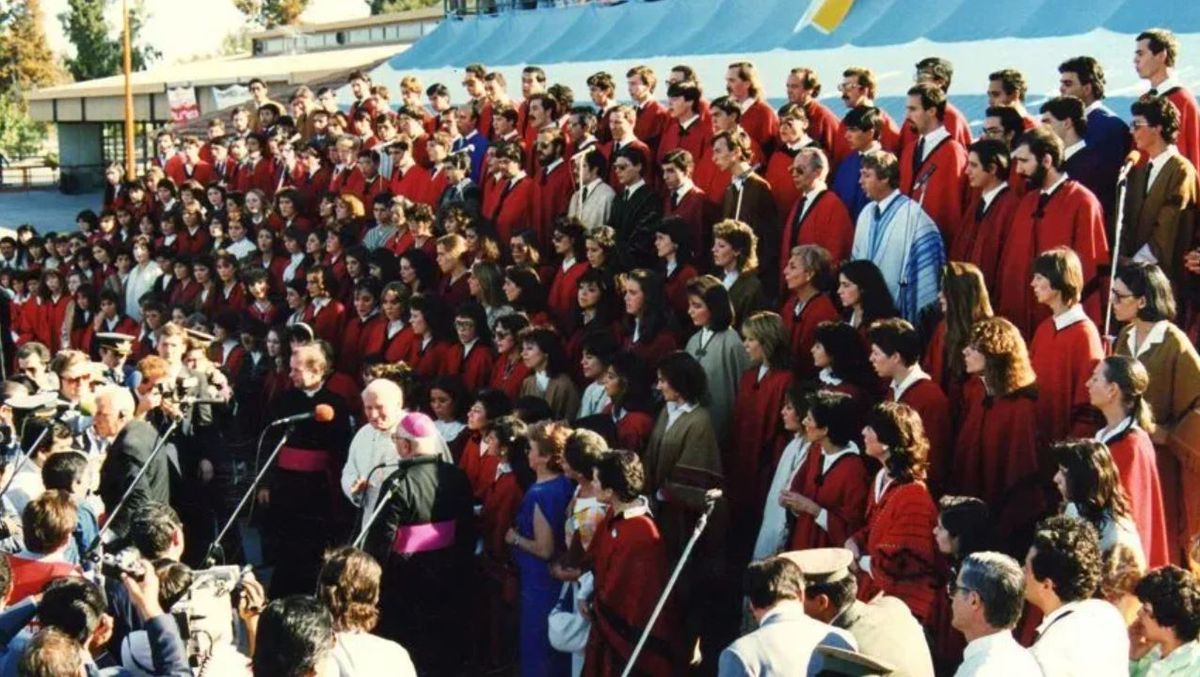 En el centro de la imagen, el papa Juan Pablo II durante su visita a Mendoza. Hist&oacute;rico. Foto: archivo&nbsp;