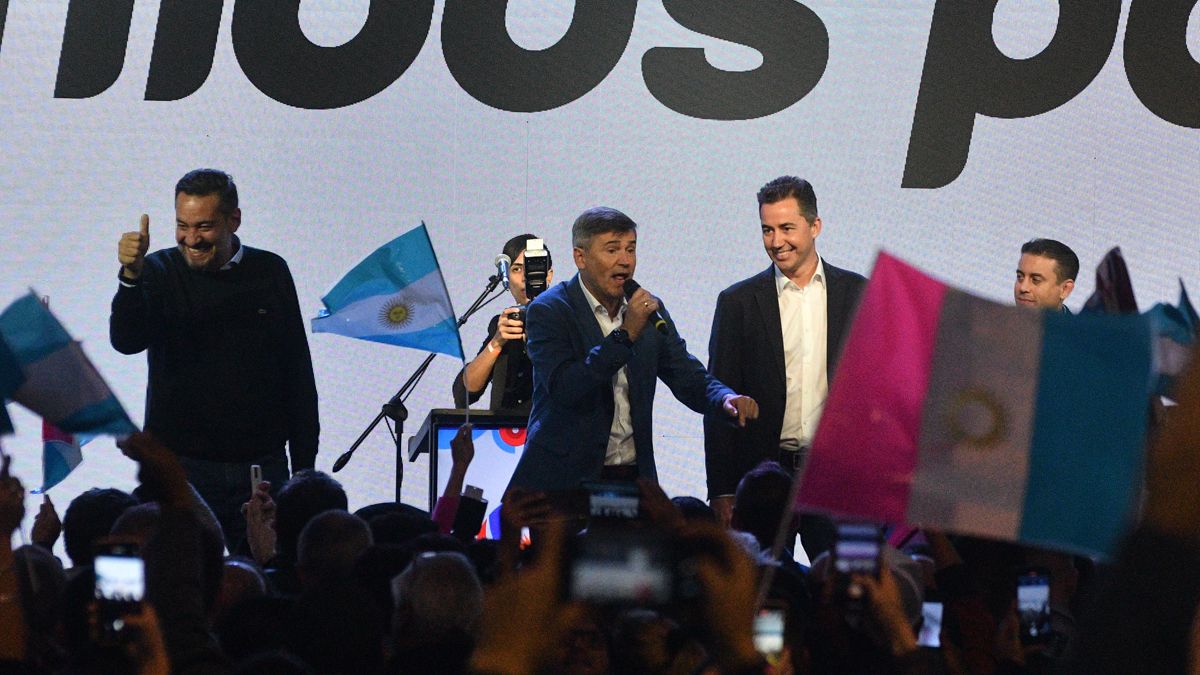 Martín Llaryora festeja los resultados.