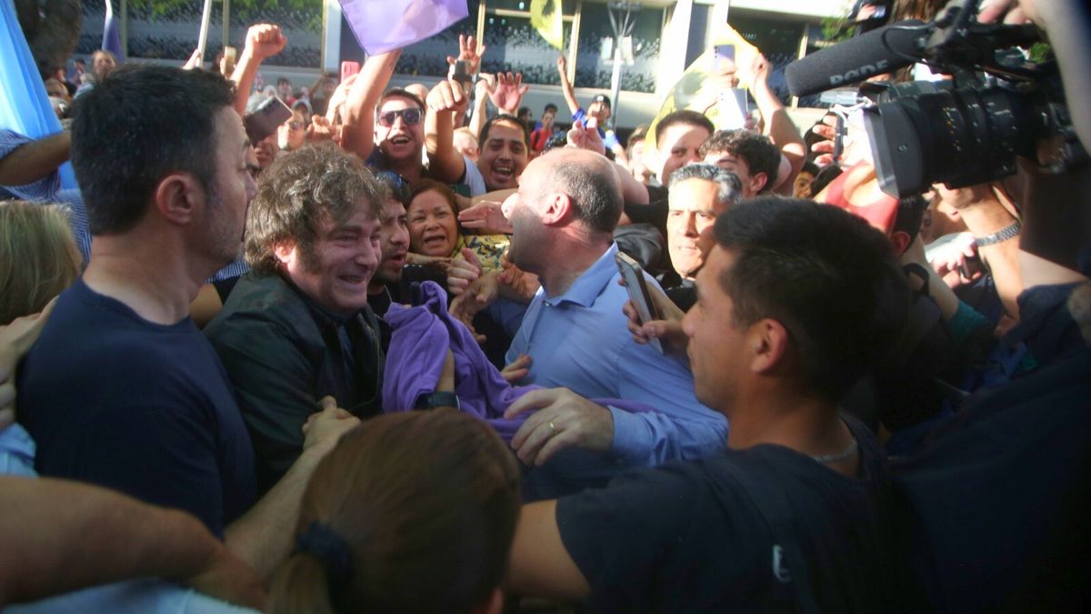 Javier Milei y Luis Petri reciben el cariño de la gente.