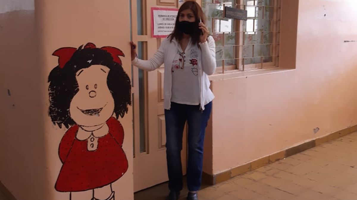 La directora Rosana Vega habla con UNO desde la escuela Cano junto a una Mafalda. 