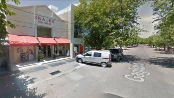 Delincuentes armados desvalijaron un local de ropas