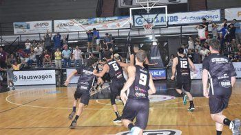 El tiro imposible: de espaldas y casi sin tiempo, marcó el doble más festejado