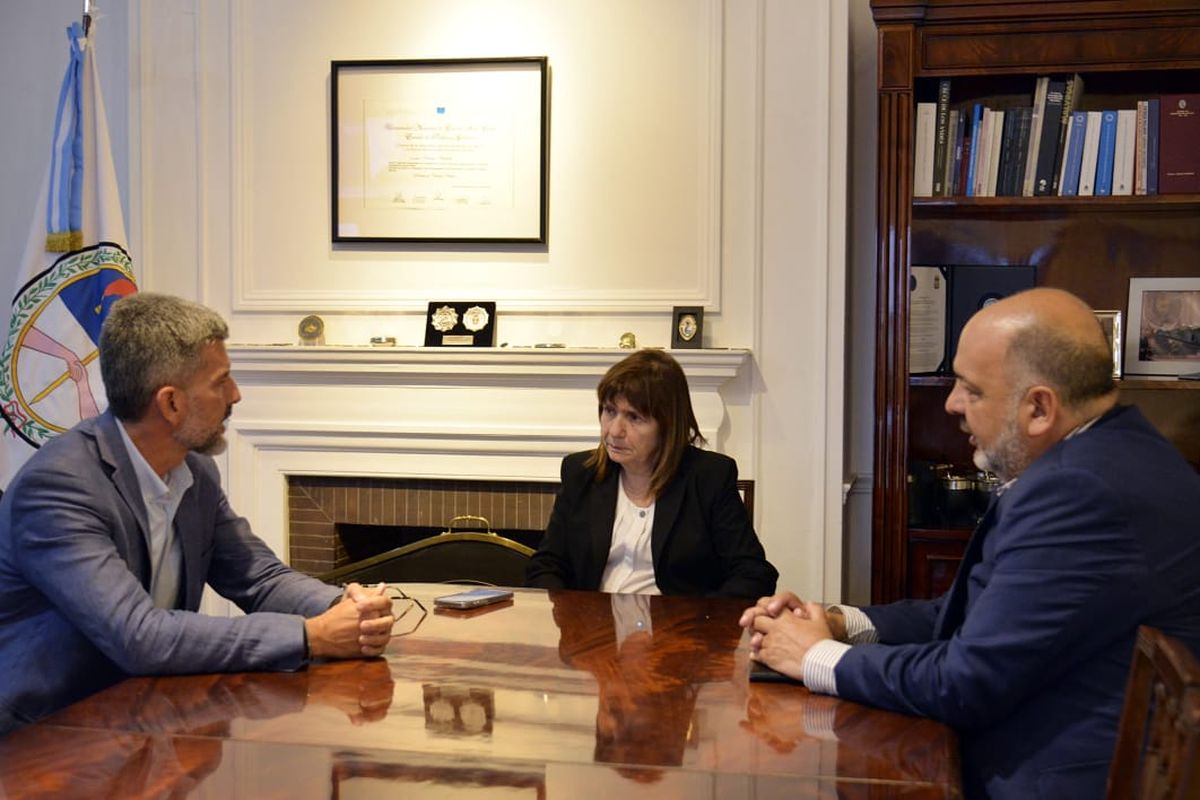 Ulpiano Suarez, Patricia Bullrich y el mendocino Néstor Majul, del Ministerio de Seguridad de la Nación.