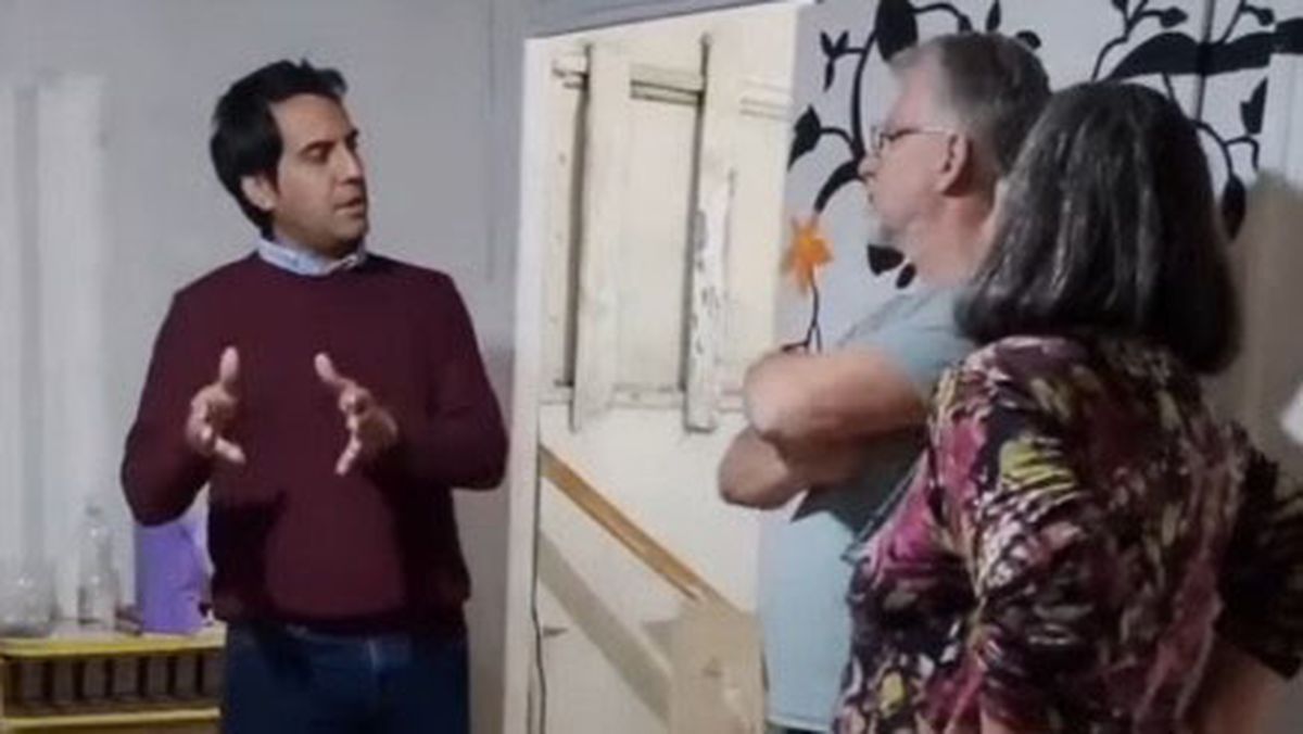 Miqueas Burgoa, en una de sus visitas a vecinos de Guaymallén. Miqueas Burgoa, en una de sus visitas a vecinos de Guaymallén.