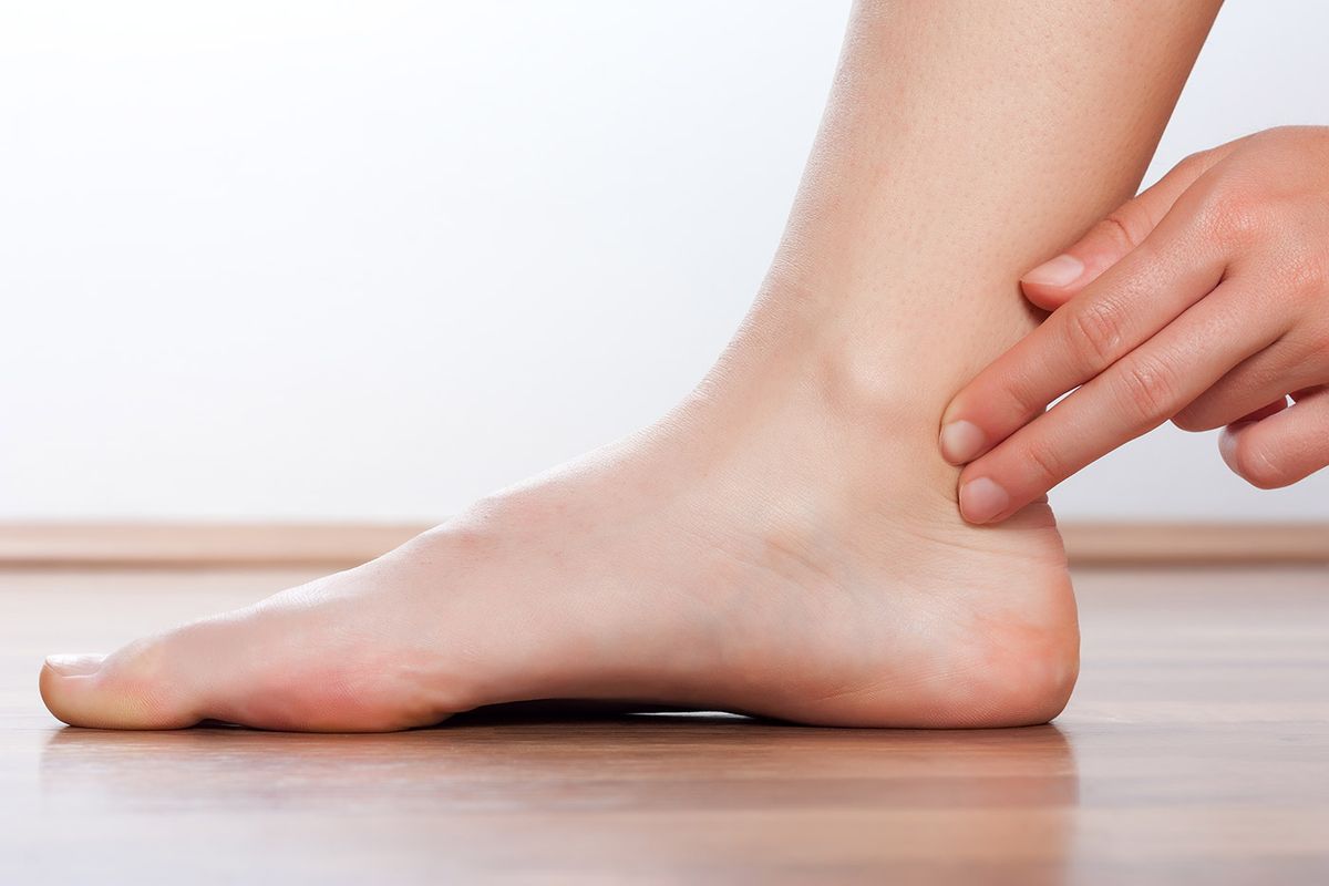 El NIH menciona que algunas causas de que tengas moretones con regularidad es el consumo de algunos medicamentos, tales como la aspirina o el ibuprofeno El NIH menciona que algunas causas de que tengas moretones con regularidad es el consumo de algunos medicamentos, tales como la aspirina o el ibuprofeno