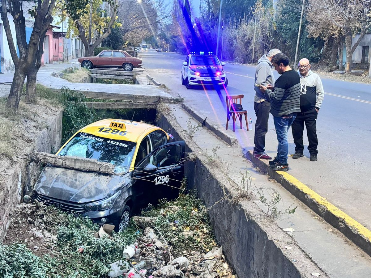 El taxi accidentado en el zanjón. Fotos: Matías Pascualetti