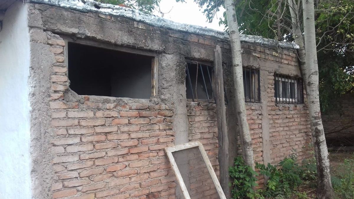 Loa delincuentes rompen rejas y ventanas con tal de conseguir algo más para robar. Aseguraron que estos delitos ocurren en toda la zona de Perdriel. Loa delincuentes rompen rejas y ventanas con tal de conseguir algo más para robar. Aseguraron que estos delitos ocurren en toda la zona de Perdriel.