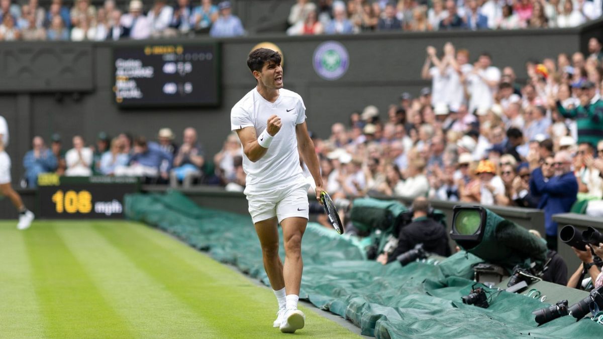 Carlos Alcaraz avanzó a la segunda ronda de Wimbledon. 