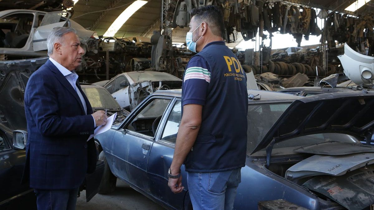 El ministro de Seguridad, Raúl Levrino, en uno de los operativos donde se secuestraron cientos de autopartes.
