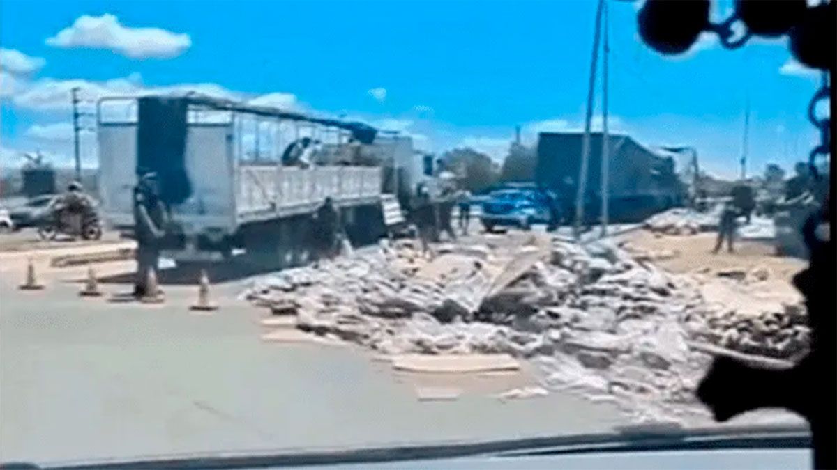 Volcaron en un mismo lugar un camión con fernet y otro con coca.