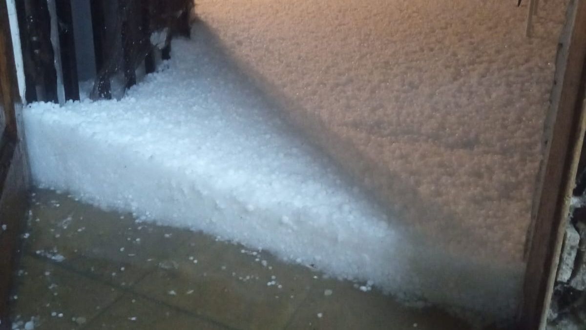 El granizo formó una capa de hielo sobre el suelo. El granizo formó una capa de hielo sobre el suelo.