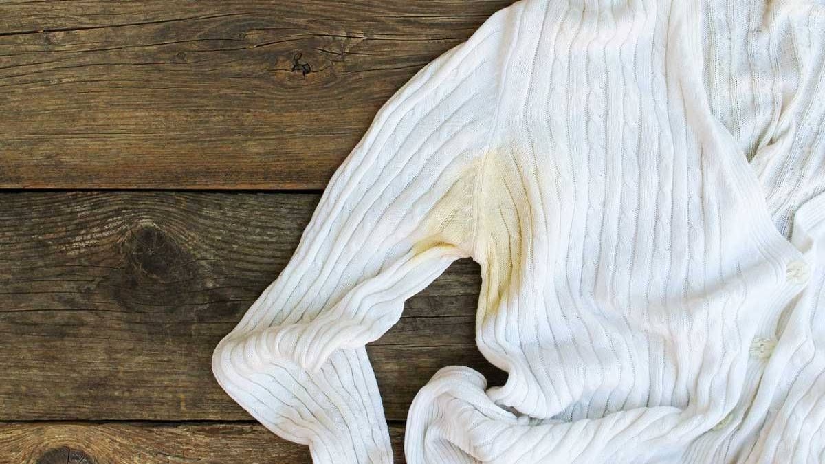 Dile adiós a las manchas amarillas de la ropa en la zona de las axilas