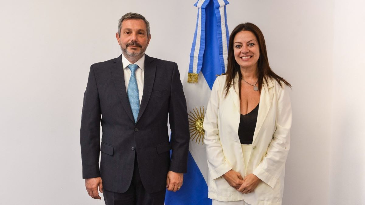El nuevo director ejecutivo de ANSES, Mariano De Los Heros, y la ministra Sandra Petovello. El nuevo director ejecutivo de ANSES, Mariano De Los Heros, y la ministra Sandra Petovello.