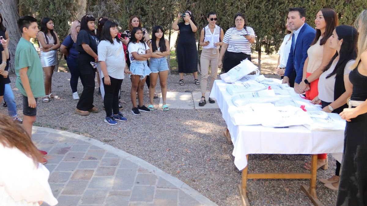 Tadeo García Zalazar felicitó a los chicos de hogares alternativos que son abanderados y escoltas. Tadeo García Zalazar felicitó a los chicos de hogares alternativos que son abanderados y escoltas.