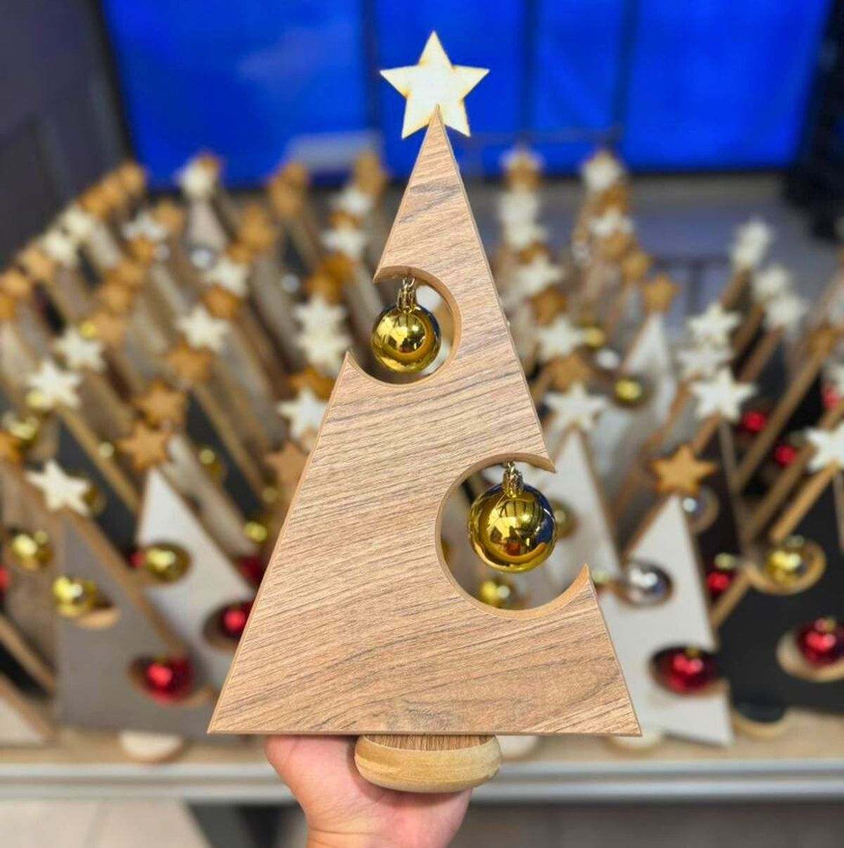 Un pinito terminado. Una decoración perfecta para Navidad. Un pinito terminado. Una decoración perfecta para Navidad.