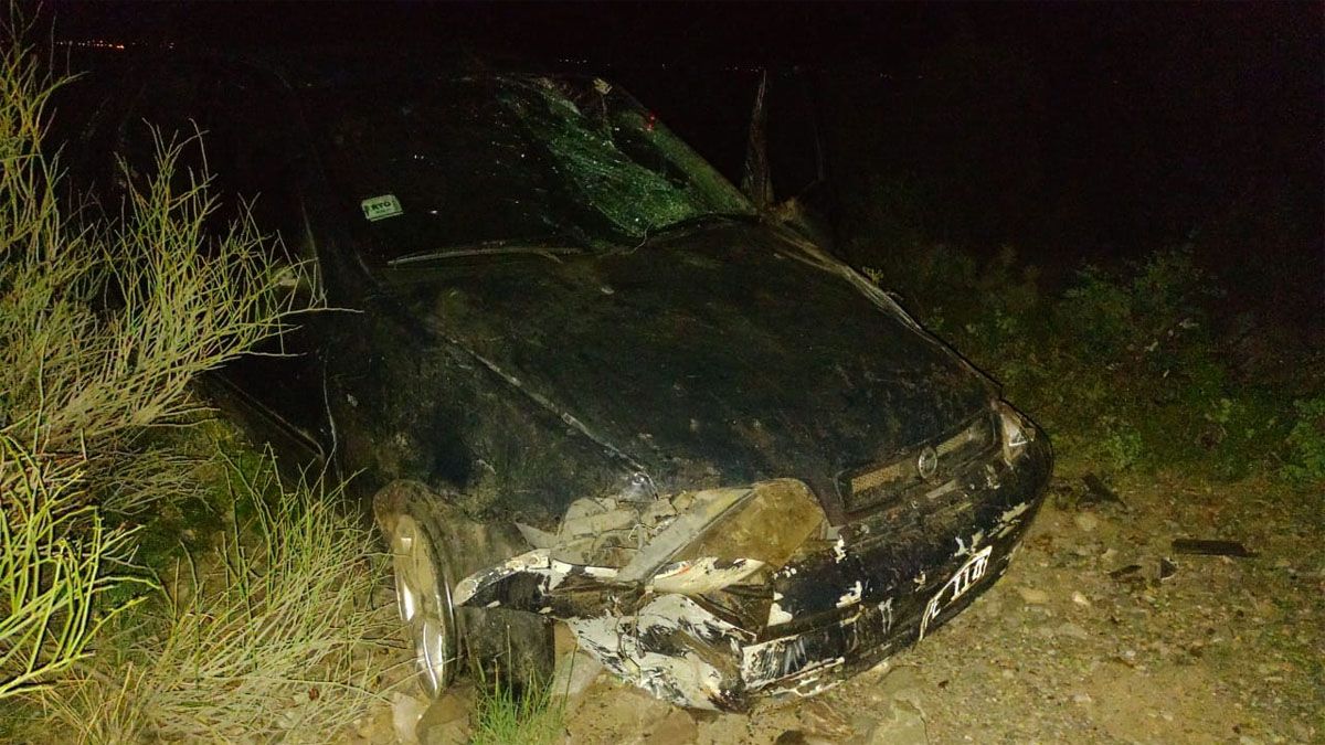 El auto quedó volcado en un descampado por la Ruta 52, de Las Heras, y debió ser sacado de allí con una grúa.