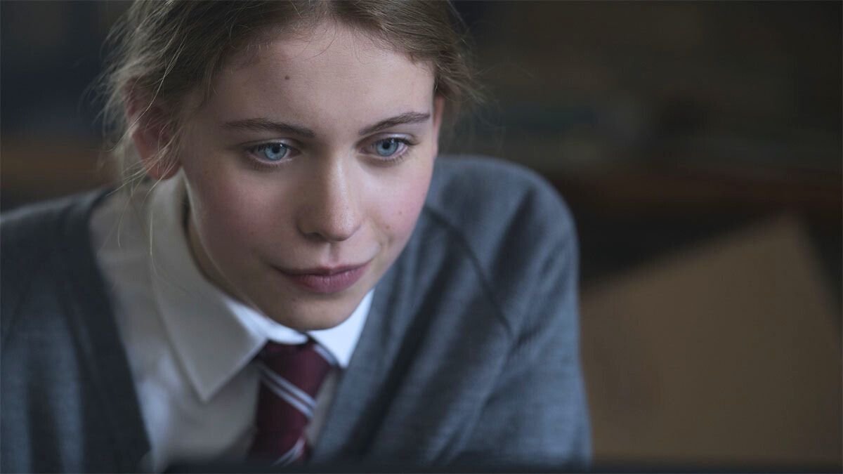 La actriz Sorcha Groundsell interpreta a June McDaniel en la serie de Netflix.