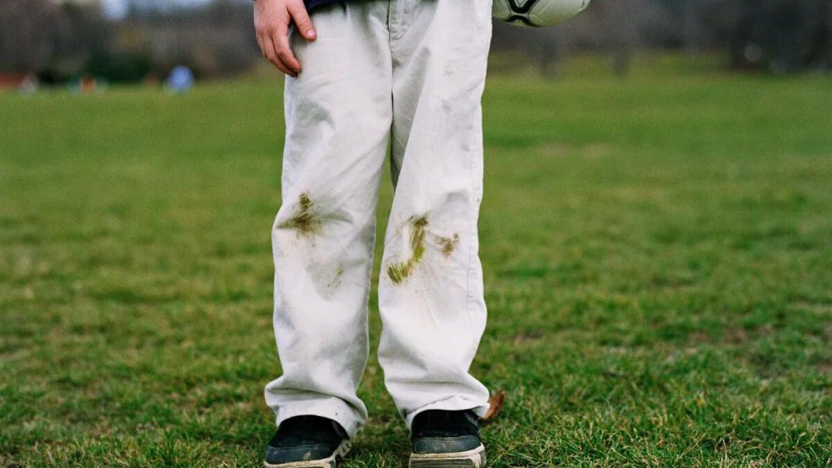 Cómo recuperar la ropa con manchas de pasto en pocos pasos