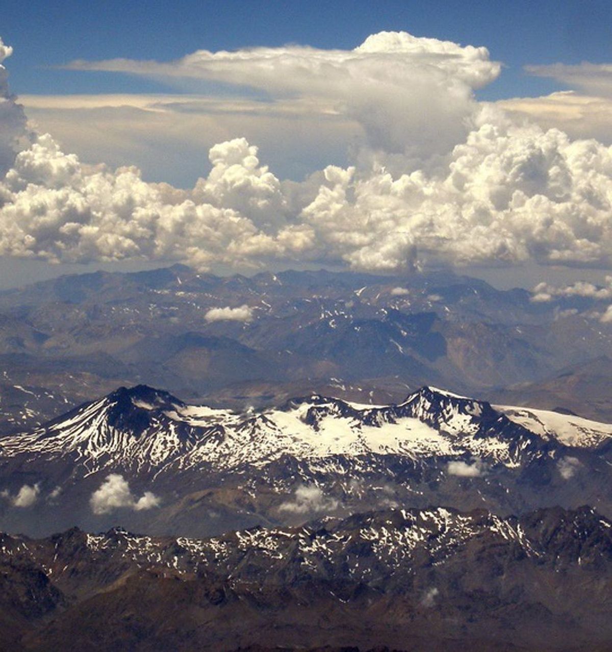 Los volcanes se forman en los límites de las placas tectónicas, sean estos convergentes o divergentes. Los volcanes se forman en los límites de las placas tectónicas, sean estos convergentes o divergentes.