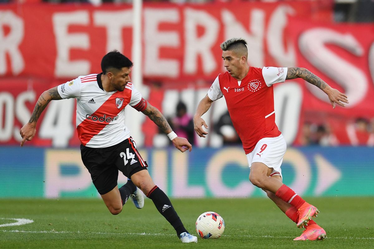 Enzo Pérez (24) salió lesionado en el primer tiempo entre Independiente y River