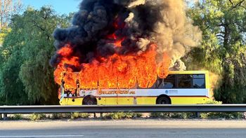 Un colectivo se incendió por completo en Guaymallén y hubo corte de tránsito en el Acceso Este