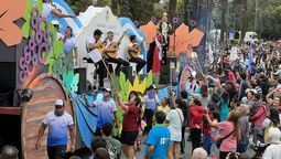 A las 9 inicia el desfile de carros de reinas por las calles céntricas de la Ciudad de Mendoza para darle vida a un nuevo Carrusel de la Vendimia. A las 9 inicia el desfile de carros de reinas por las calles céntricas de la Ciudad de Mendoza para darle vida a un nuevo Carrusel de la Vendimia.