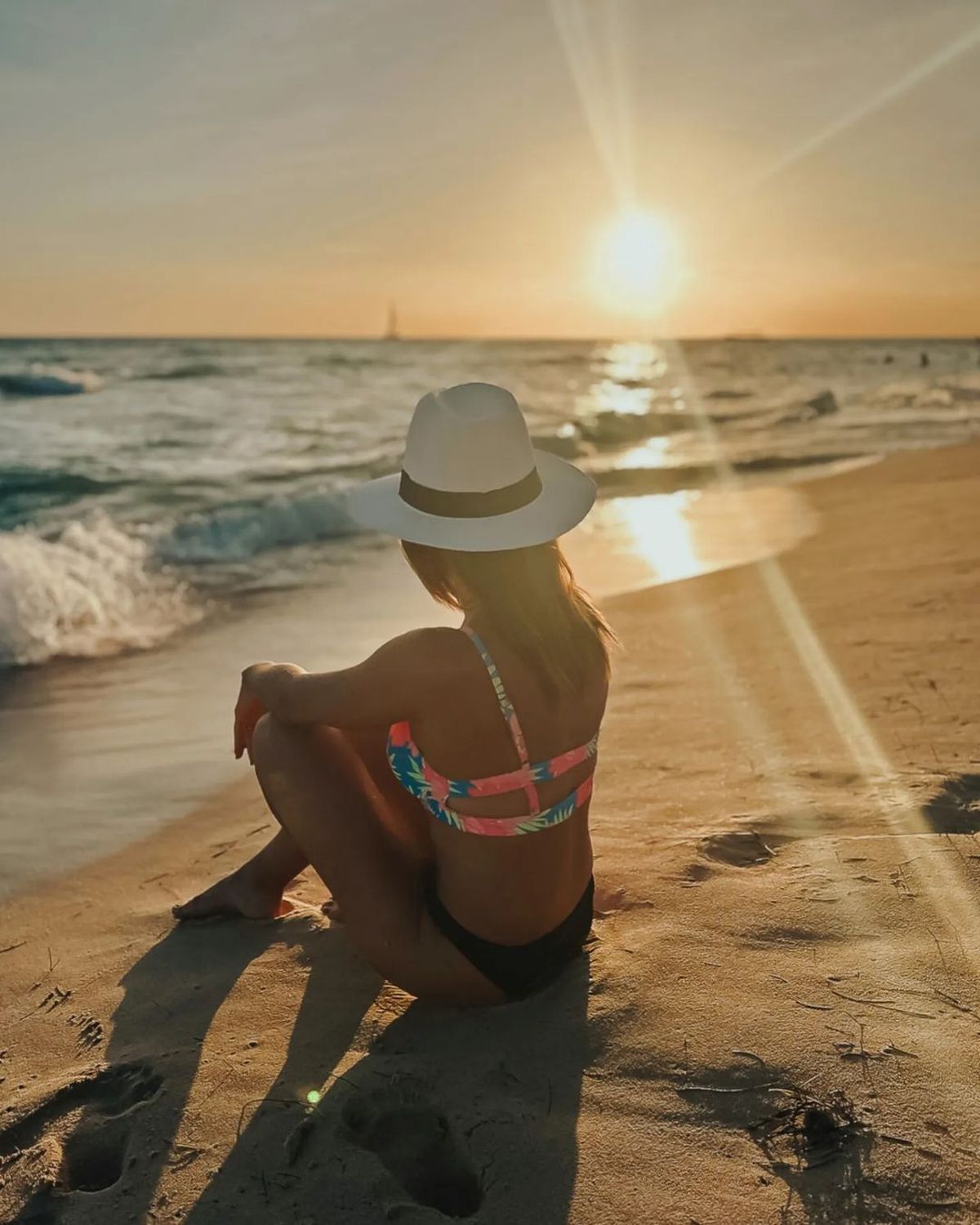 Soledad Pastorutti festejó su 43 en micro-bikini neón y paralizó la playa. Soledad Pastorutti festejó su 43 en micro-bikini neón y paralizó la playa.