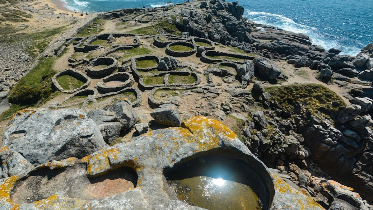 La Playa de Castro de Baroña se encuentra en Galicia, España. La Playa de Castro de Baroña se encuentra en Galicia, España.