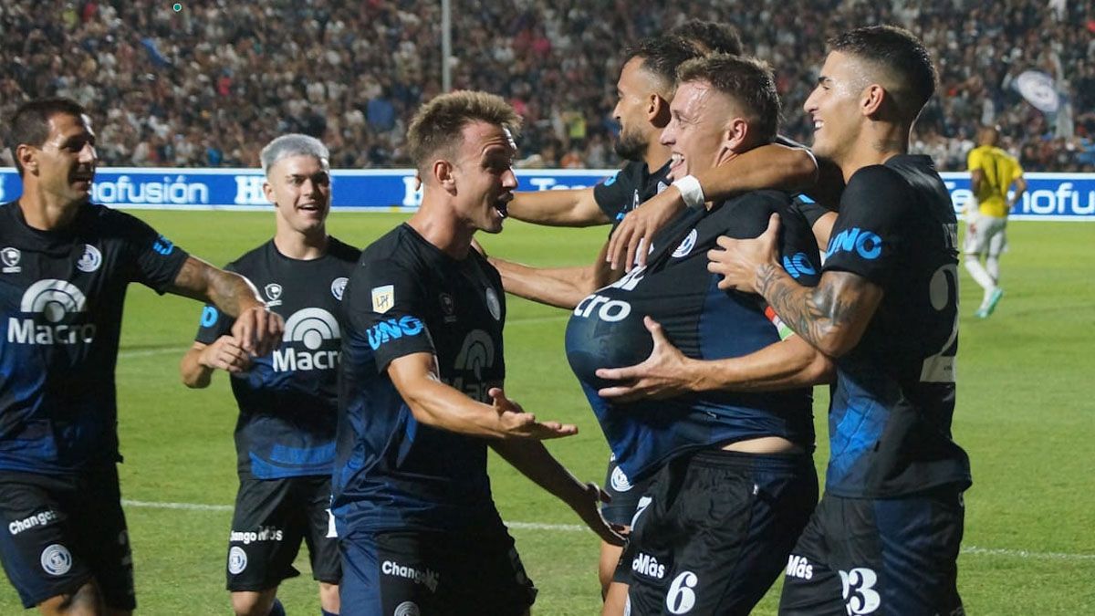 Todos abrazan a Maidana tras el primer gol de Independiente Rivadavia (UNO/Nicolás Ríos) Todos abrazan a Maidana tras el primer gol de Independiente Rivadavia (UNO/Nicolás Ríos)