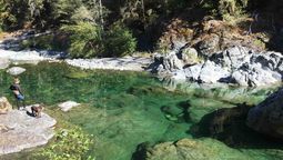El pueblo de California que tiene un río tan transparente que parece hecho de cristal