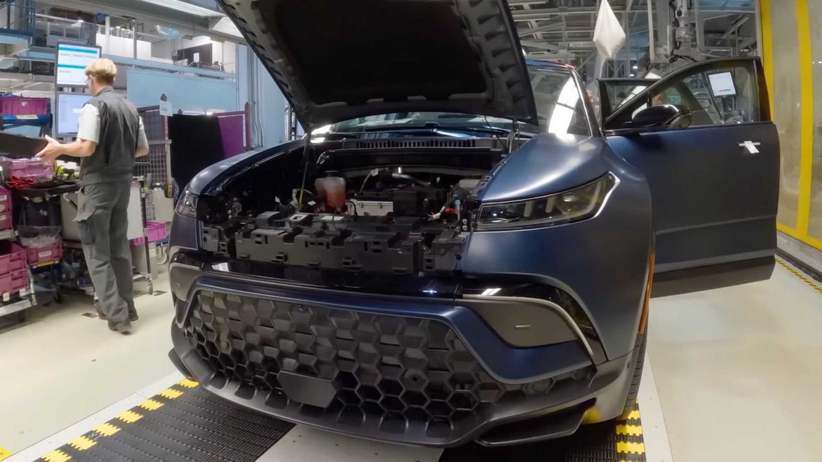 La empresa tiene problemas monetarios y legales. La empresa tiene problemas monetarios y legales.