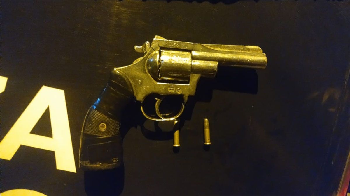Otro revólver calibre 22 fue secuestrado al requisar a dos sospechosos en Las Heras.