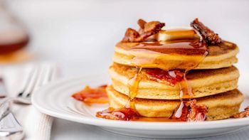 Cómo hacer Pancakes de avena: la receta sin harina ni azúcar y con solo 3 ingredientes